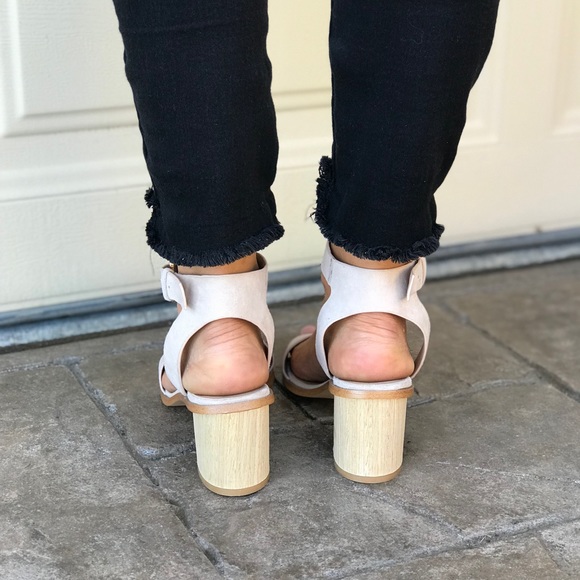 NIB Blush Leather Chic Wooden Kitten Heel Sandal - Picture 4 of 5